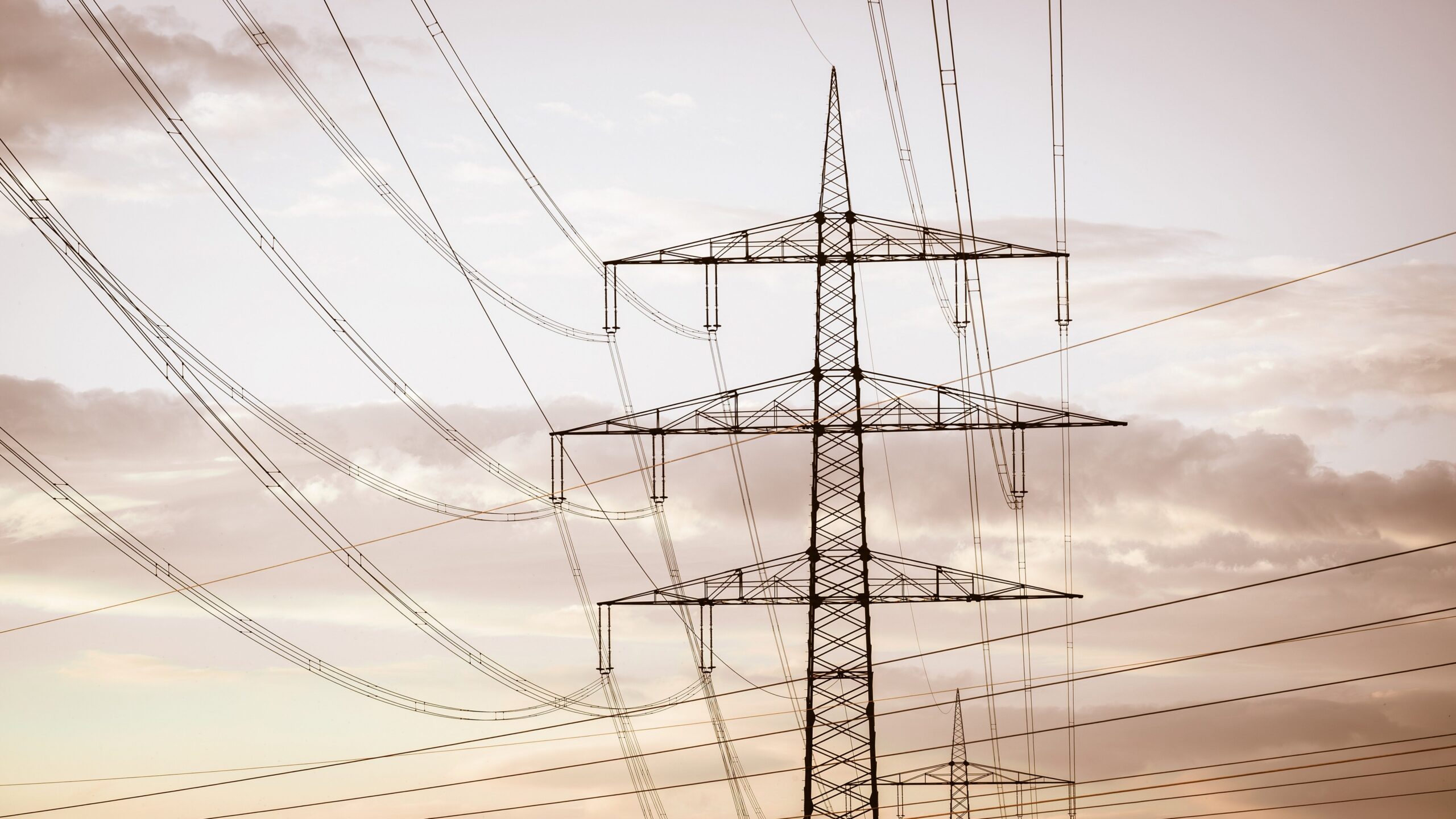 Wenn das Netz ausfällt und die Wärmepumpe stoppt 3 couleur wires 7997980 edited scaled