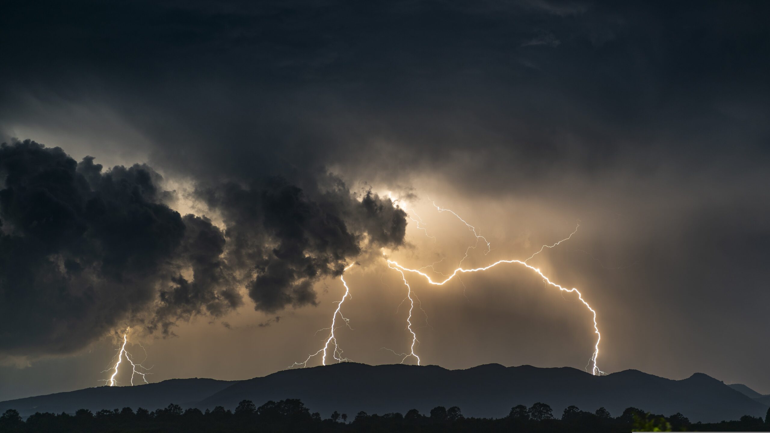 Wie die Stromversorgung Ausfälle verhindert und was bei einem Stromausfall passiert 3 hunt on photos studio thunder 4963719 edited scaled